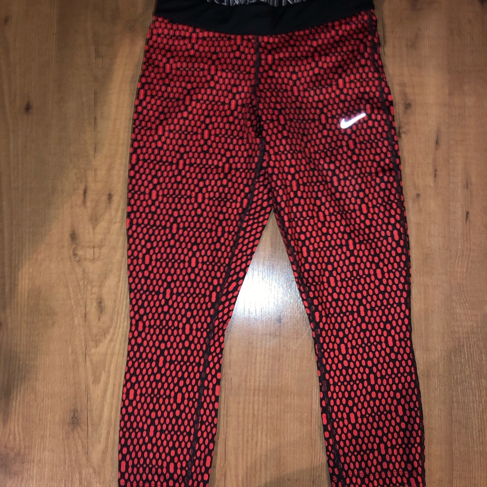 NIKE Women's Dri Fit Relay Tight Fit Crop Size S